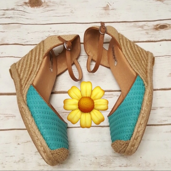 Halogen’s Sandra Wedges - Picture 2 of 7